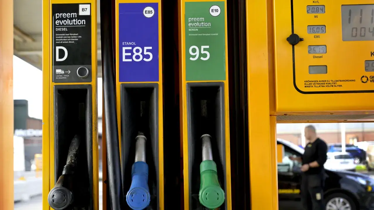 Vid en bensinstation syns pumpar f&ouml;r diesel, E85 och bensin (95 oktan). V&auml;lj mellan e5 e10 bensin eller diesel f&ouml;r din bil.