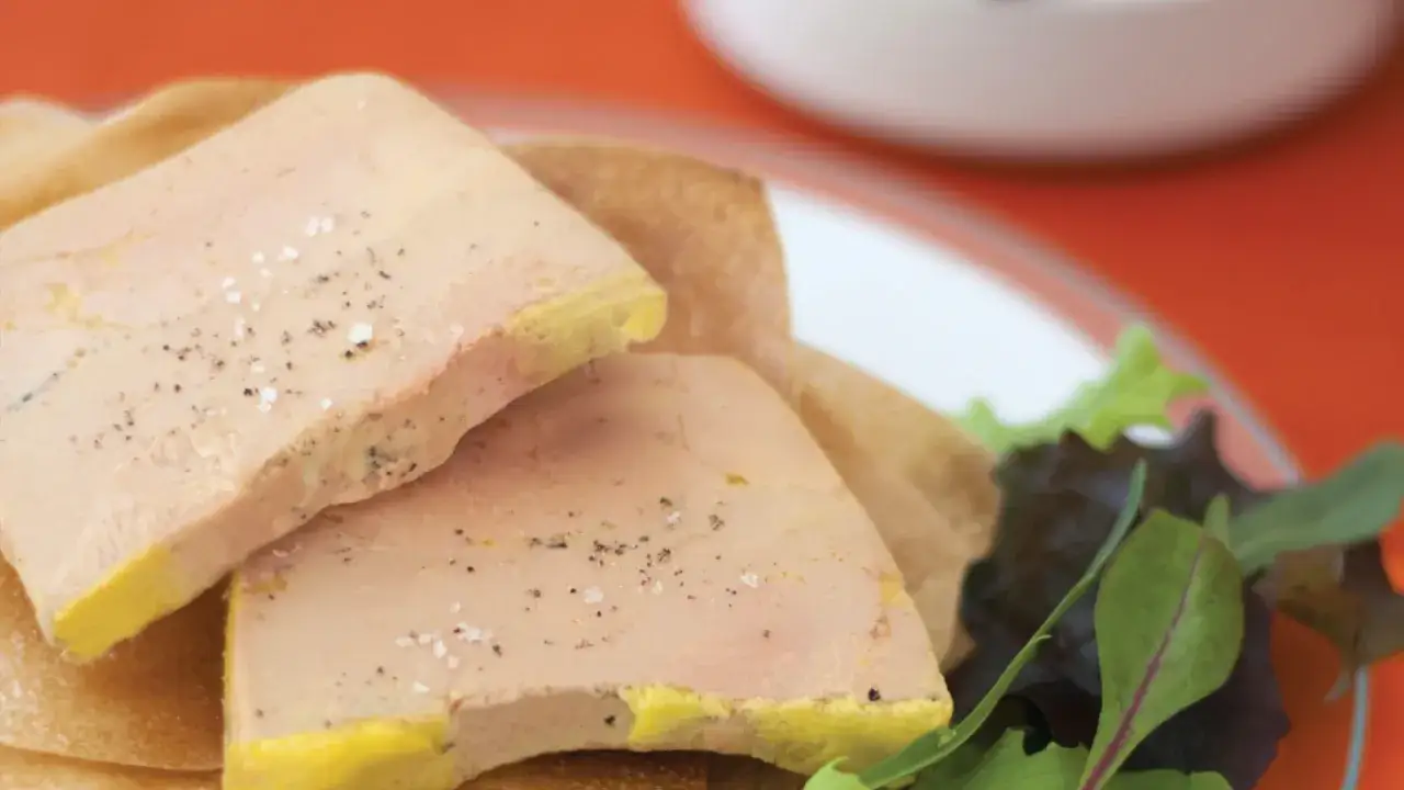 Tranches de p&acirc;t&eacute; au foie gras de canard, poivr&eacute;es et sal&eacute;es, servies avec des toasts et une salade verte. Une invitation &agrave; d&eacute;couvrir la recette.