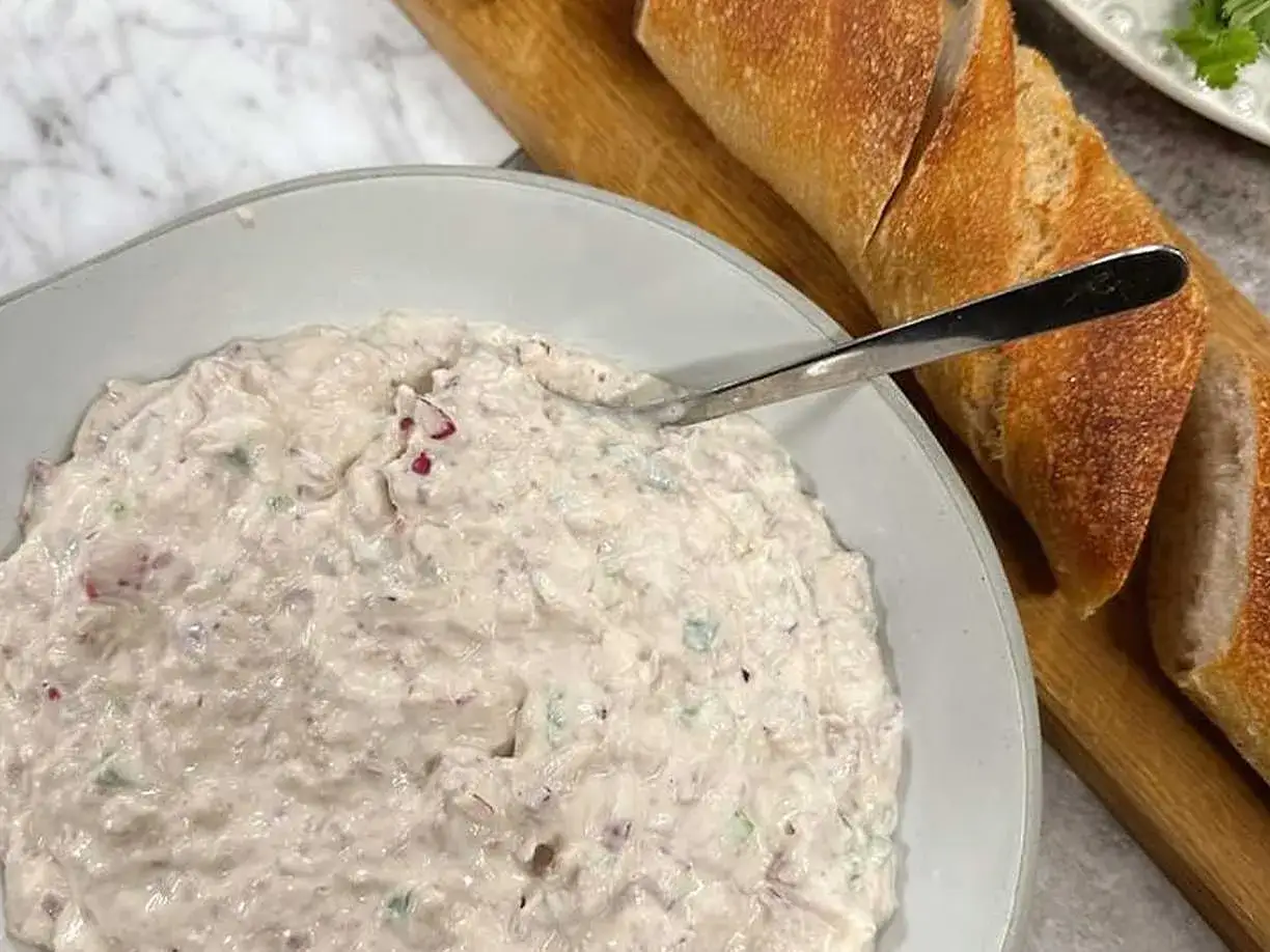 Kr&auml;mig baguettefyllning med r&ouml;dl&ouml;k och &ouml;rter, redo att serveras med nybakat br&ouml;d.