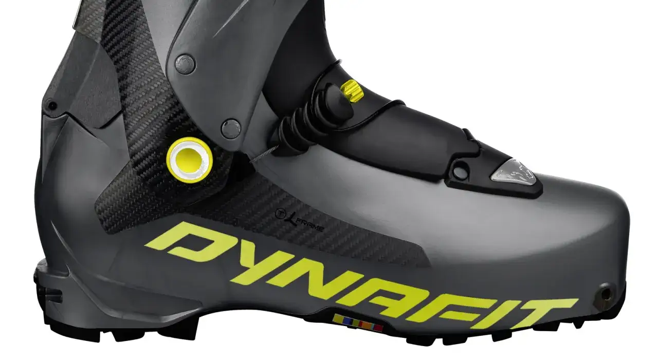 Chaussure ski rando compatible alpin, grise avec logo jaune fluo Dynafit. Détails en carbone et système de fermeture.