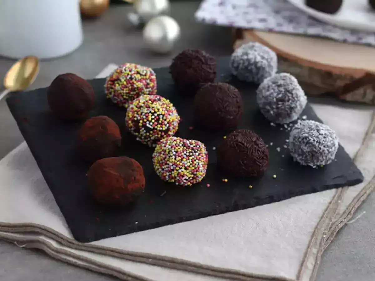 Deliciosas trufas de chocolate cubiertas de cacao, coco rallado y coloridas virutas. Un fest&iacute;n visual de trufas de chocolate.