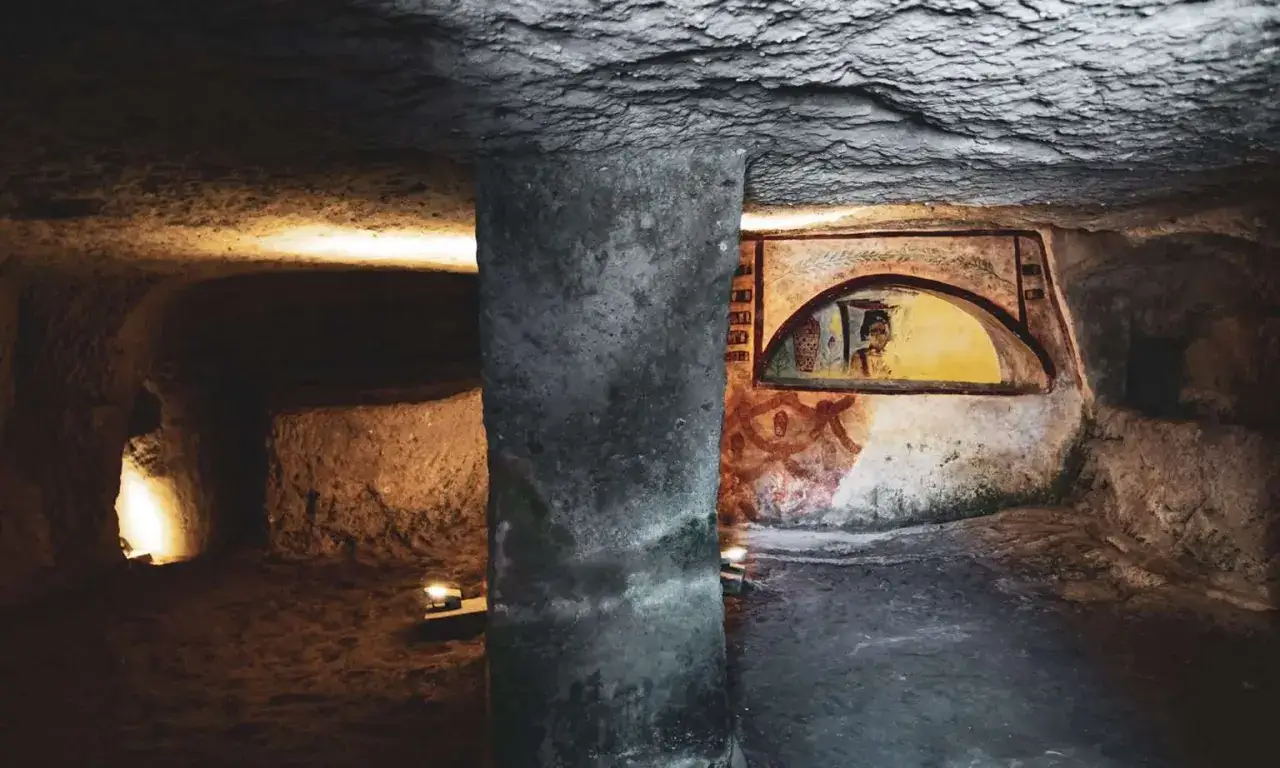 Antiche pitture rupestri in una catacomba di Sant'Antioco, la citt&agrave; pi&ugrave; antica d'Italia.