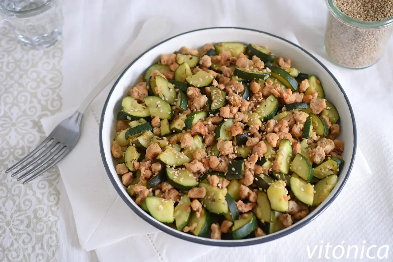 Un plato de calabac&iacute;n salteado con soja texturizada y semillas de s&eacute;samo.
