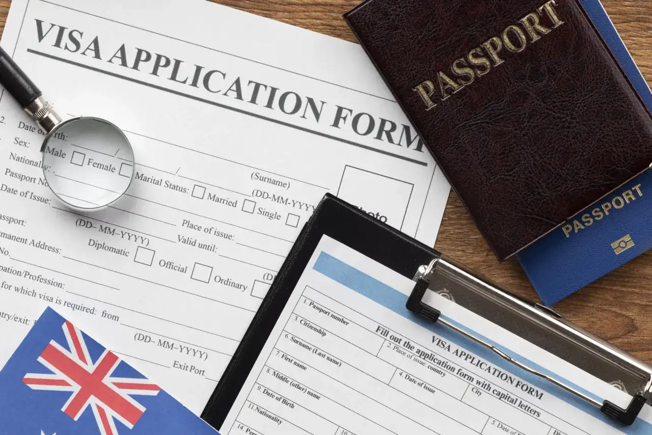 Pasaportes y formularios de solicitud de visa, esenciales para saber como estudiar en Inglaterra siendo espa&ntilde;ol.