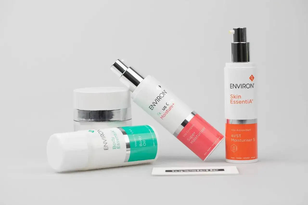 Kremy i olejki do pielęgnacji Environ, w tym Super Moisturiser i Body Oil. Jejla uwielbia te produkty.