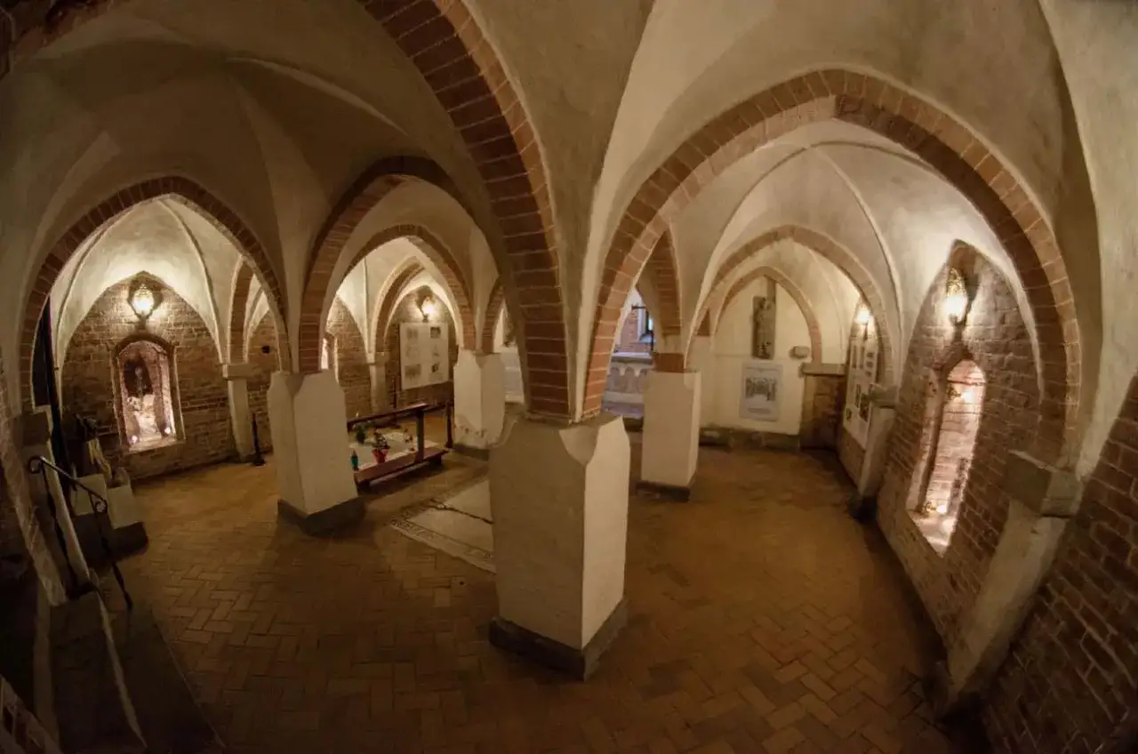 Gotyckie sklepienia i ceglane ściany krypty. Odkryj tajemnicze trzebnica atrakcje.