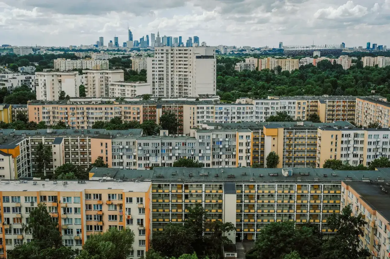 Widok na warszawskie osiedla i wieżowce. Kto zyska na wprowadzeniu centralnego rejestru najmu krótkoterminowego w Polsce?