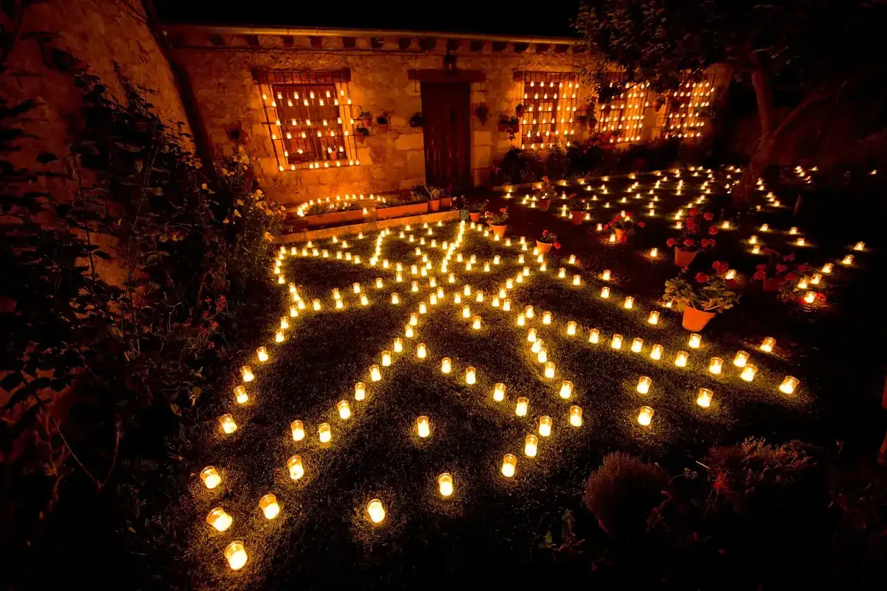 La **Pedraza Noche de las Velas** ilumina la noche con miles de velas creando un camino mágico y un ambiente de ensueño.