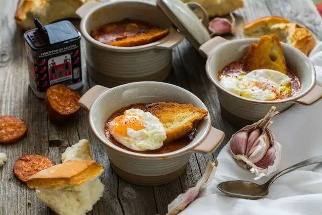 Sopa castellana con jamón, chorizo y huevo escalfado