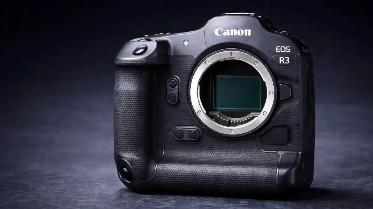 Profesjonalny aparat Canon EOS R3 z widocznym mocowaniem obiektywu.