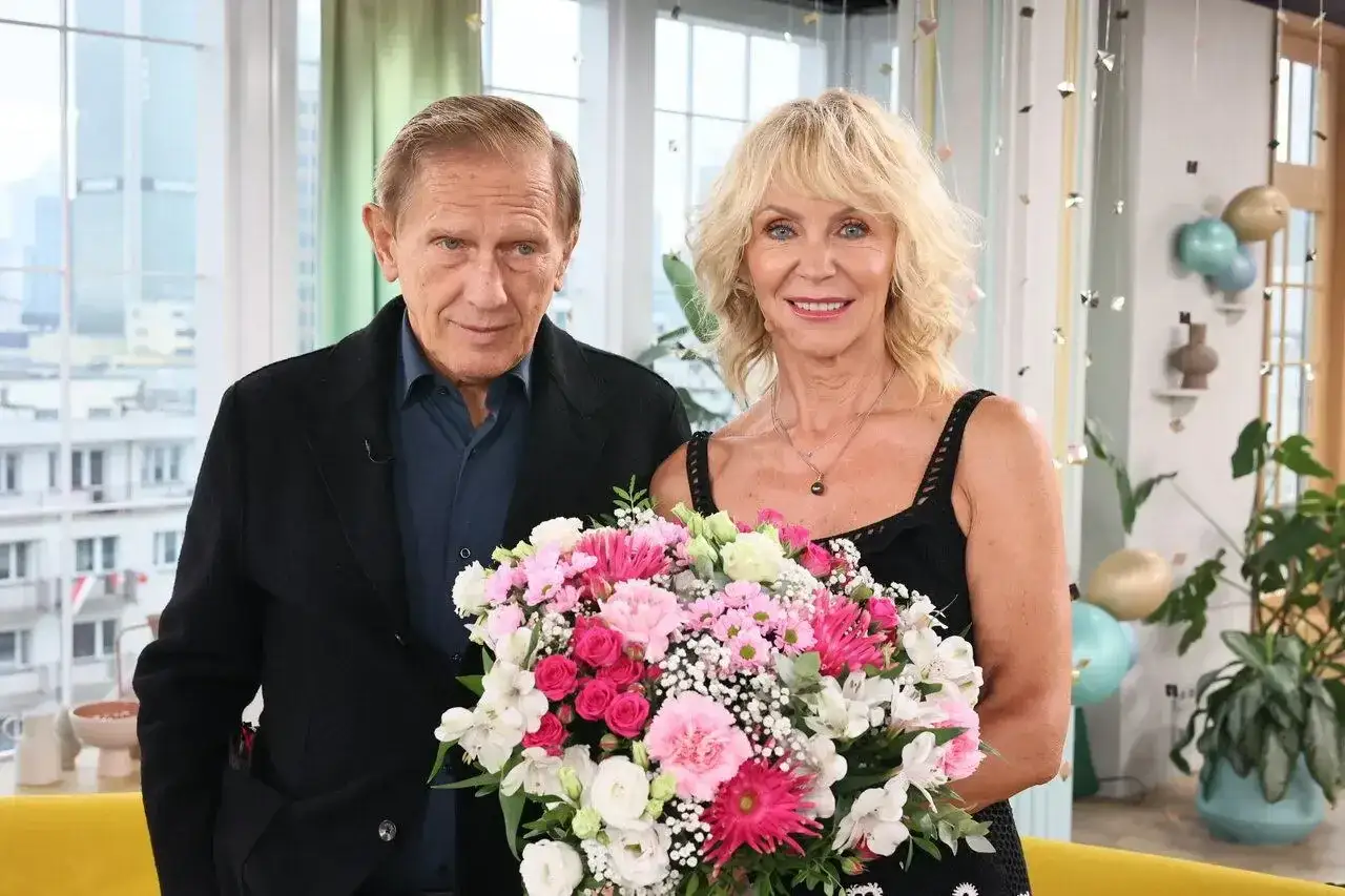 Para Beata Ścibakówna, która ma 65 lat, i jej mąż z bukietem kwiatów.