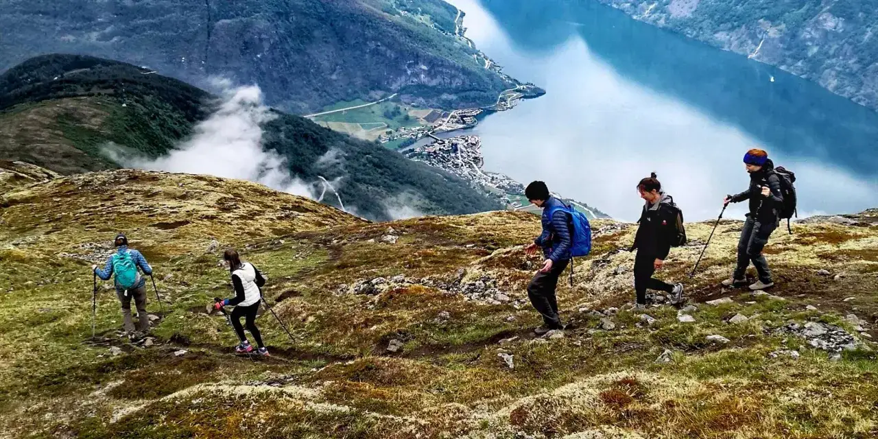 Vandringsresa i Norge med vänner. Följ med på en fantastisk vandring längs en fjord med hisnande vyer.