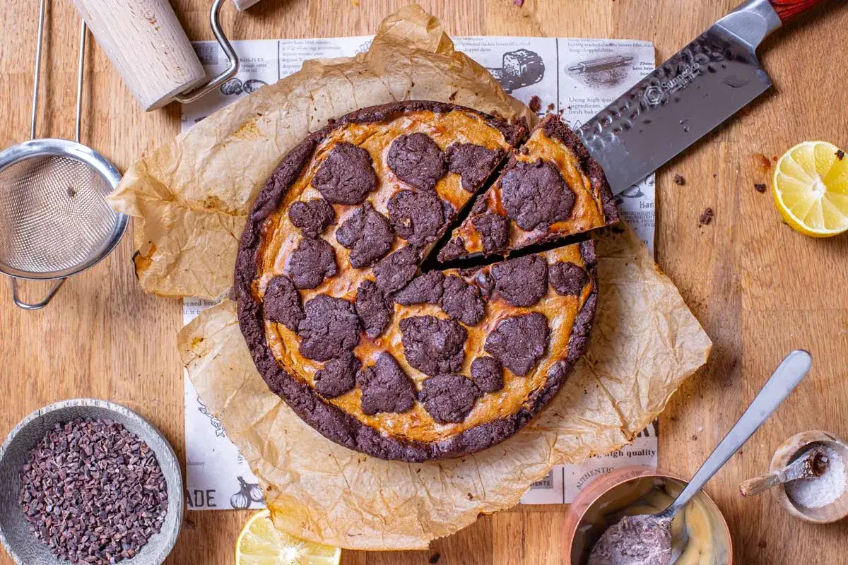 Ein köstlicher Zupfkuchen mit Schokoladenstückchen, bereit zum Servieren. Das Zupfkuchen Rezept ist einfach und gelingt immer.
