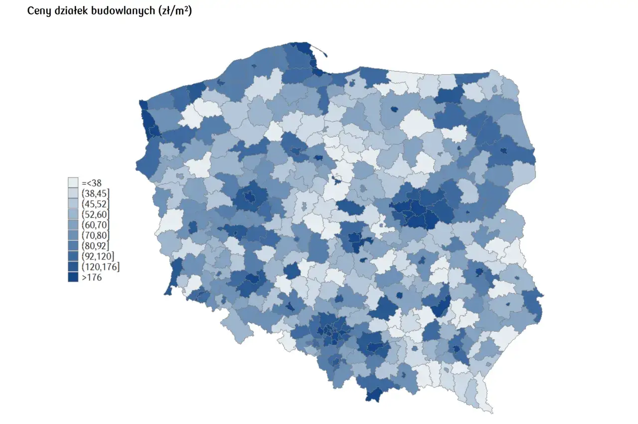 Mapa Polski z zaznaczonymi cenami działek budowlanych (zł/m²). Różne odcienie niebieskiego pokazują, ile kosztuje metr działki budowlanej w poszczególnych regionach.