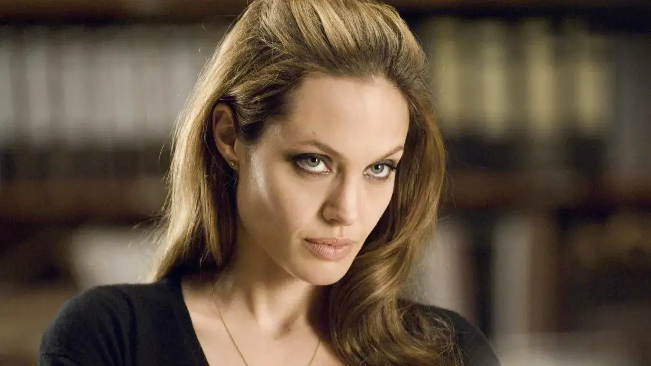 Zbliżenie na twarz Angeliny Jolie, aktorki znanej z wielu niezapomnianych ról w filmach.