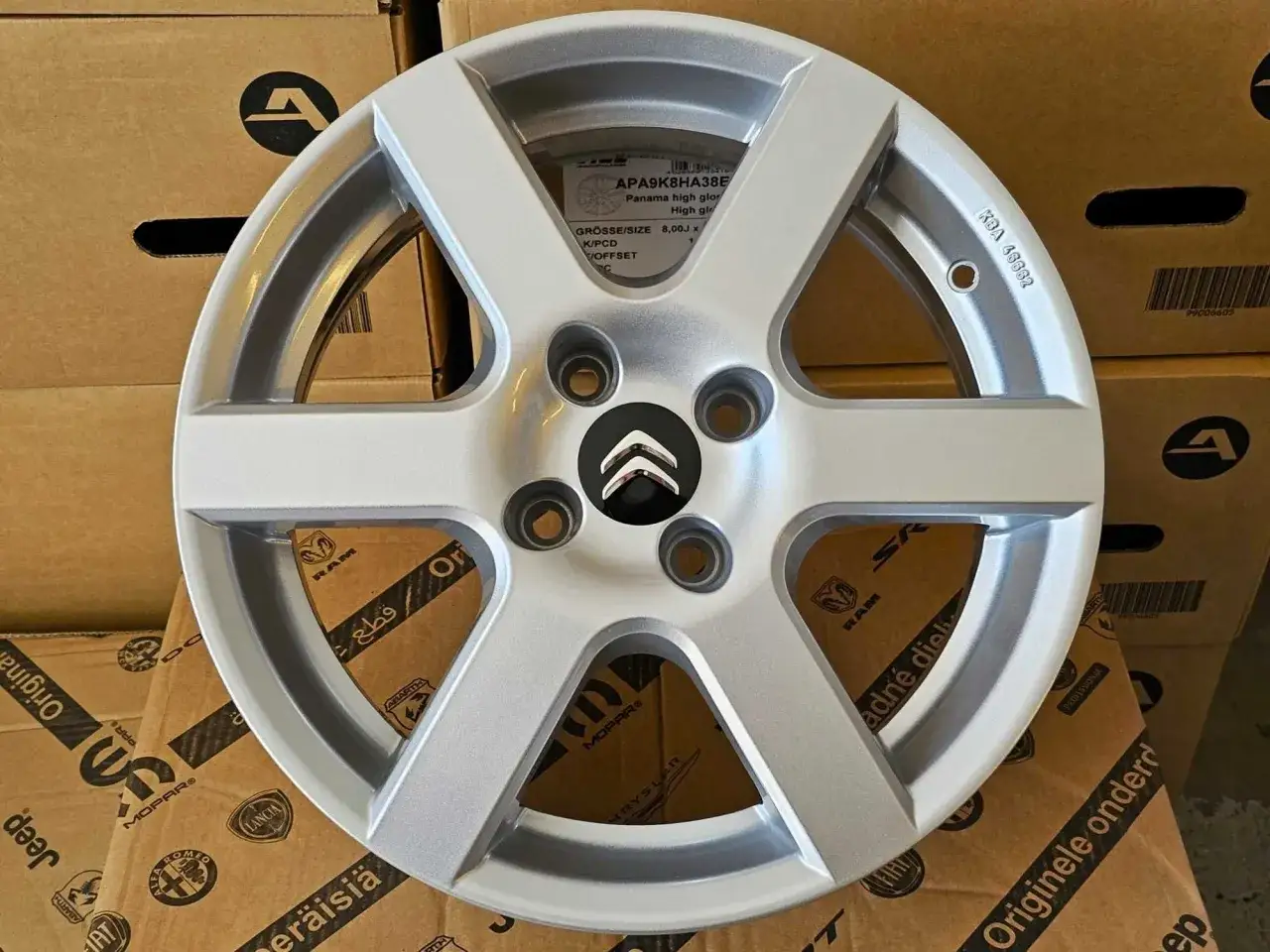 Srebrna felga do Citroen C2 VTR z logo Citroena na środku. Felga ma pięć podwójnych ramion.