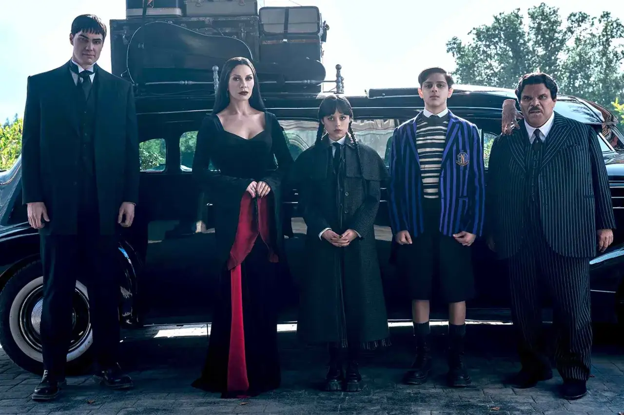 Familjen Addams redo för nya äventyr i säsong 2 av Wednesday.