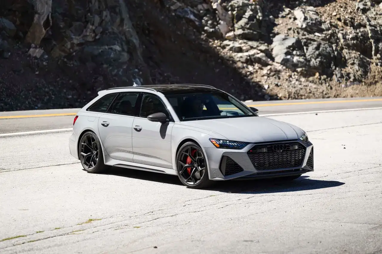Audi RS6 Avant gris, listo para alcanzar su velocidad m&aacute;xima en una carretera monta&ntilde;osa.