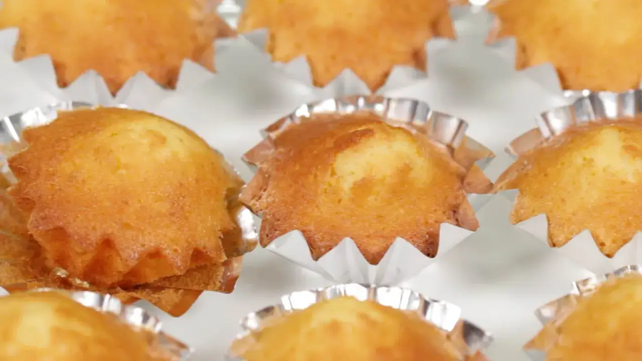D&eacute;licieuses madeleines dor&eacute;es, parfaites pour une recette de g&acirc;teau madeleine meilleur p&acirc;tissier.
