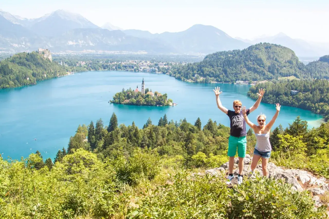 Szczęśliwa para na tle Jeziora Bled, Słowenia. Wspaniałe widoki, idealne na camping Bled Slovenia.