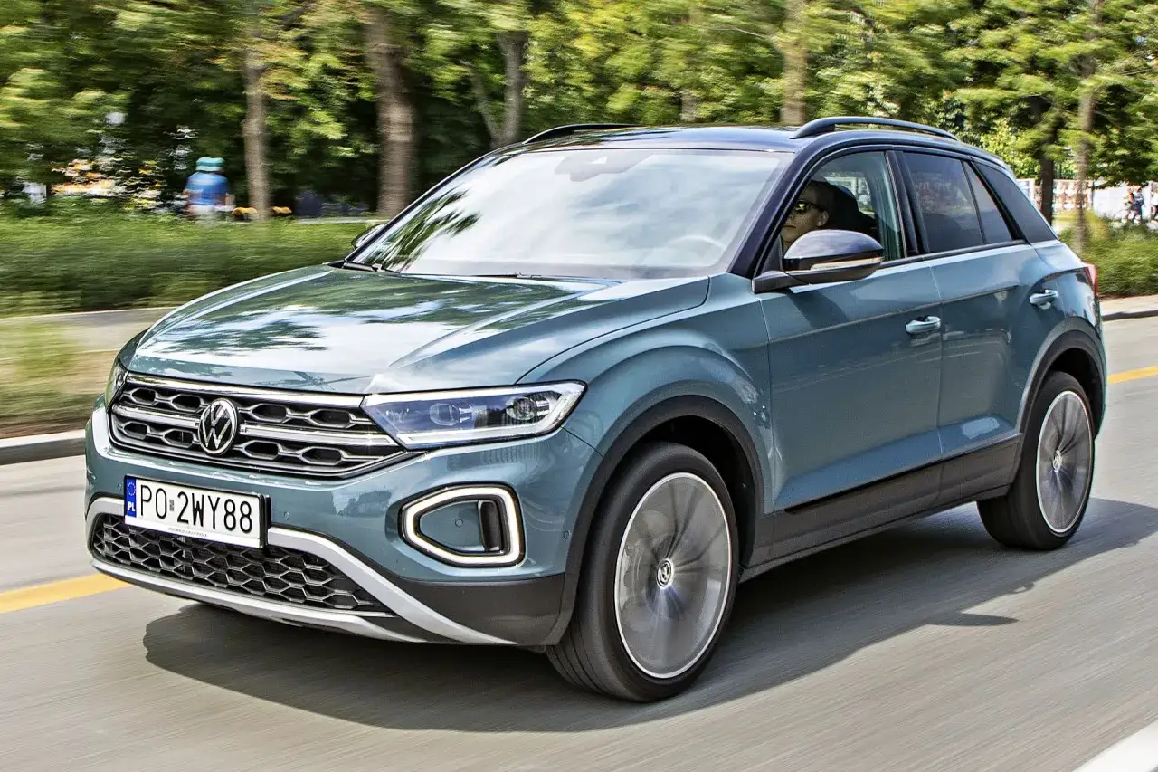 Niebieski Volkswagen T-Roc w ruchu ulicznym. Sprawdź aktualną volkswagen t-roc cena i wybierz swój wymarzony model.