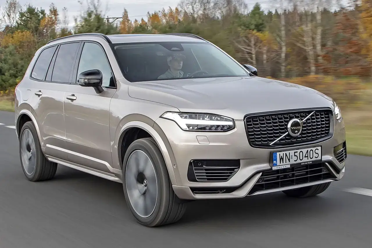 Złoty Volvo XC90 w ruchu. Sprawdź jego imponujące volvo xc90 wymiary, idealne na rodzinne podróże.