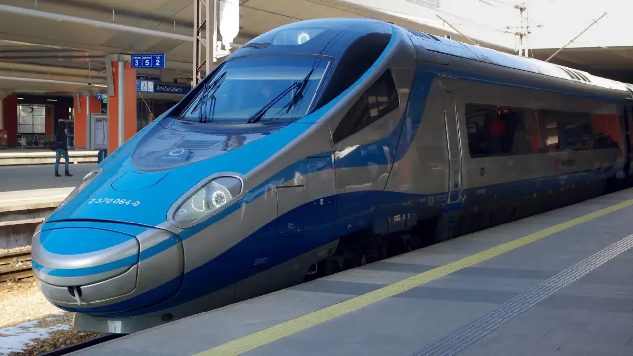 Pendolino na trasie do Krakowa Głównego, nowoczesny pociąg PKP Intercity gotowy do podróży.