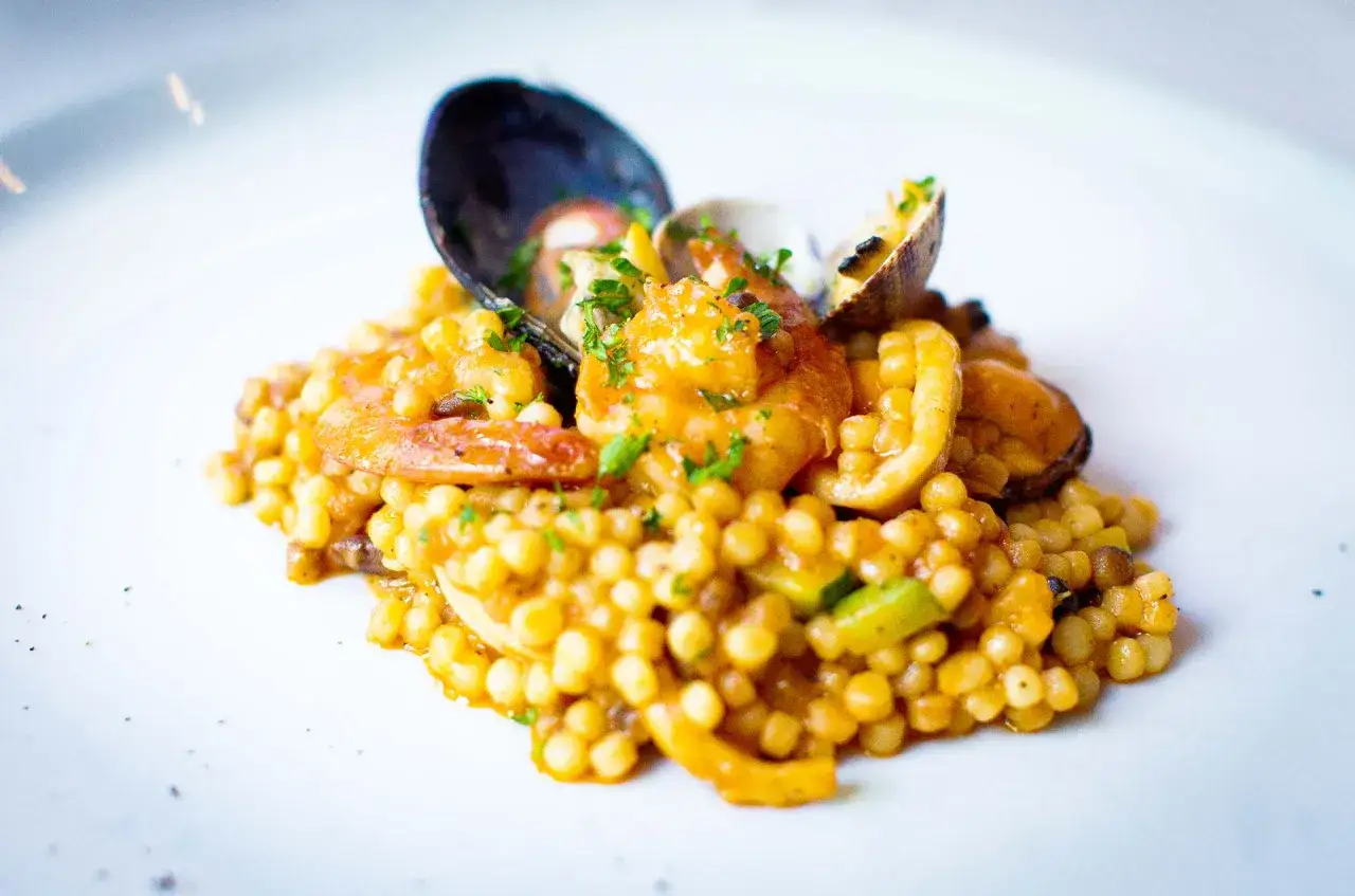 Fregola sarda ricetta originale con gamberi, cozze e vongole, un piatto di mare saporito e profumato.