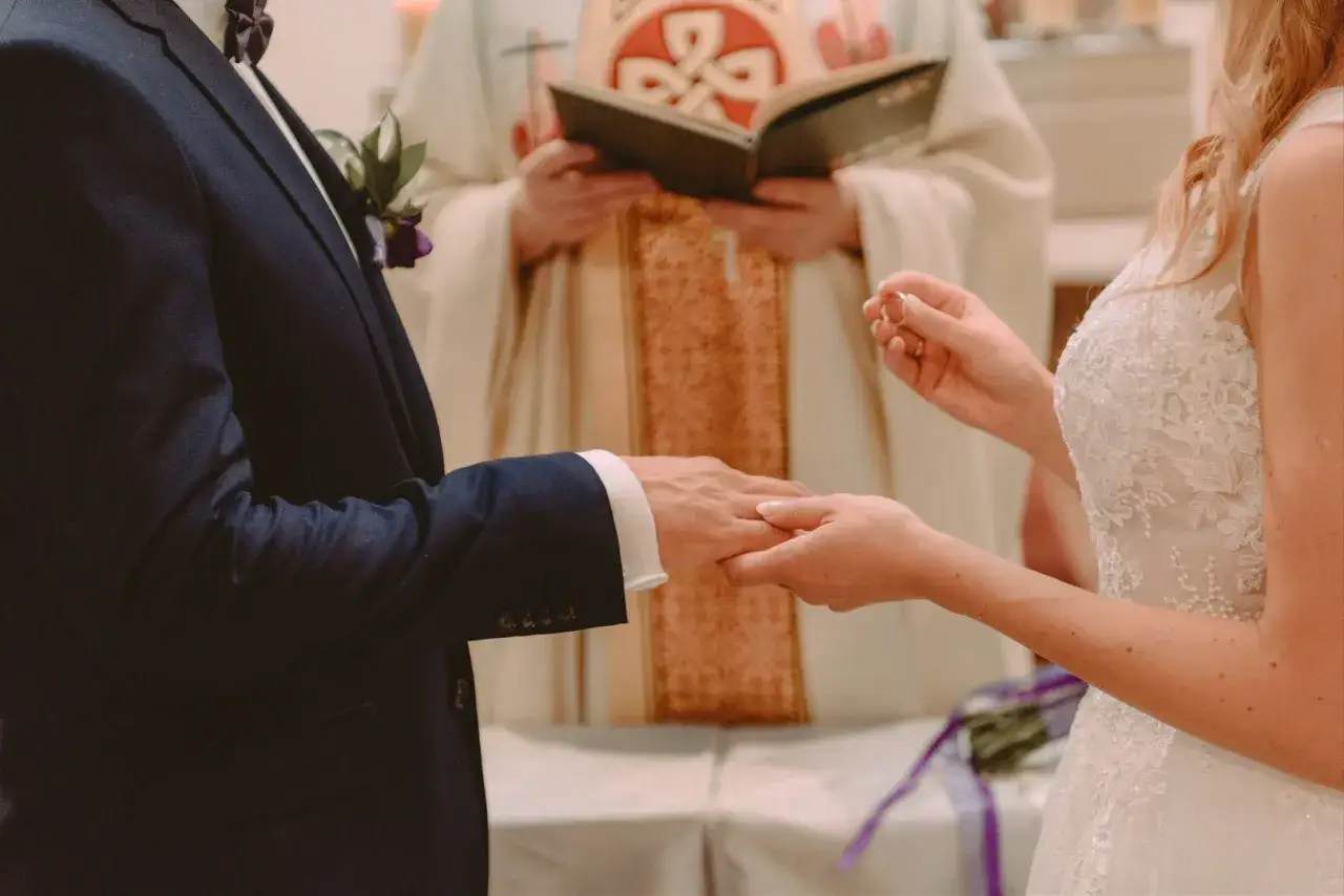 Para młoda wymienia obrączki podczas ceremonii. W Kościele katolickim można wziąć ślub kościelny tylko raz.