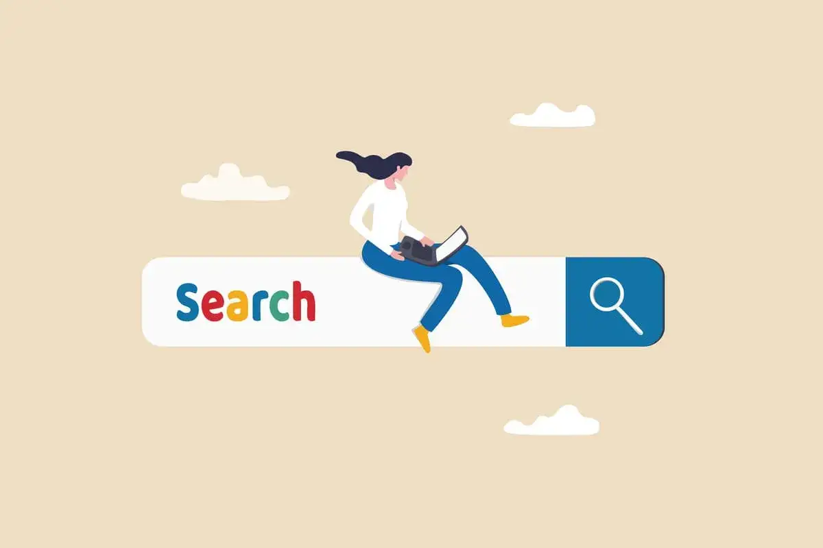 Une personne sur un ordinateur portable, assise sur une barre de recherche, symbolisant la formation SEO dipl&ocirc;mante et la recherche d'informations en ligne.