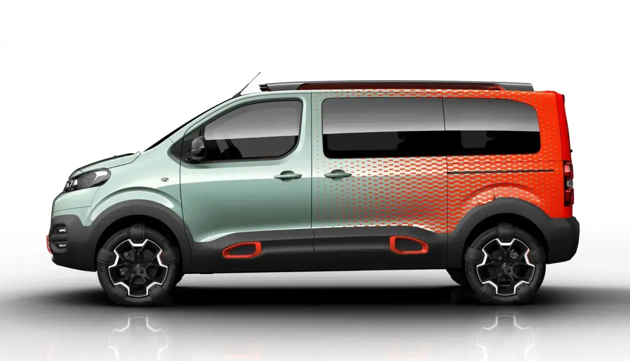 Nowy Citroën Berlingo z napędem 4x4, w dwukolorowym malowaniu z pomarańczowymi akcentami, gotowy na przygodę.
