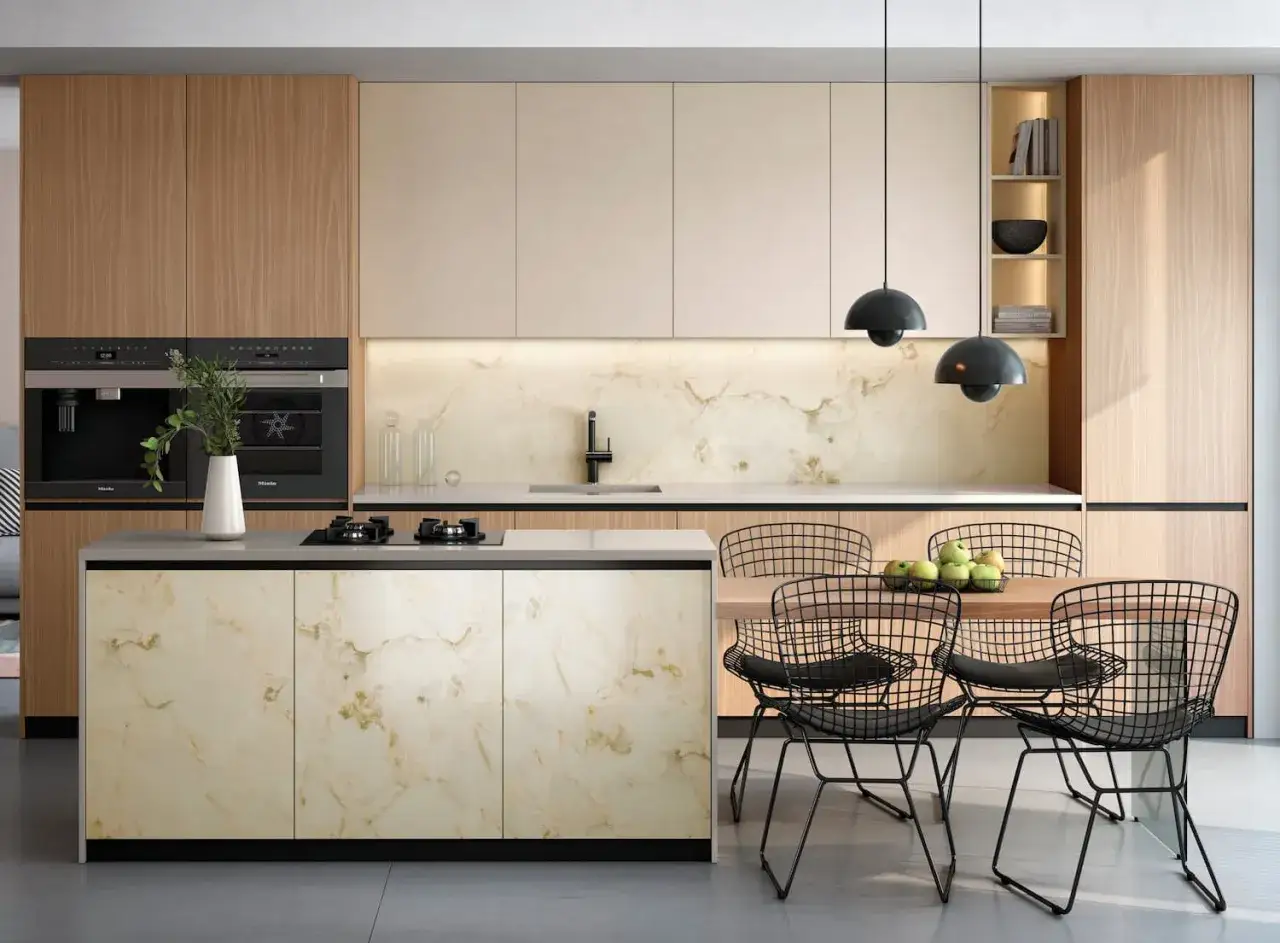 Ideas para decorar un office de cocina: isla central con encimera de mármol, armarios de madera y beige, y sillas de diseño.