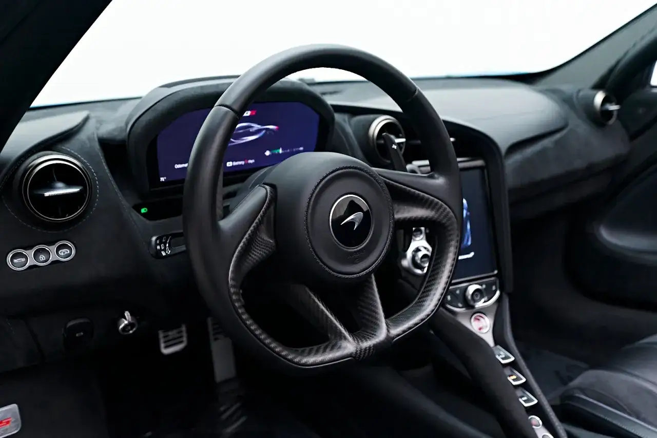 Wnętrze McLarena 720S z karbonową kierownicą. Zastanawiasz się nad mclaren 720s cena?