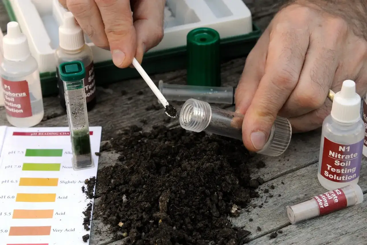 Come misurare il pH del terreno: un kit per testare il suolo con provette, soluzioni e una tabella di lettura.