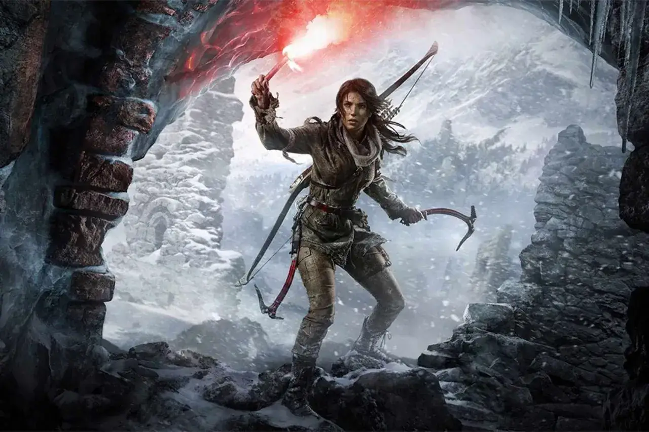 Lara Croft z nowym tomb raider, z pochodnią i łukiem, w mroźnym krajobrazie.
