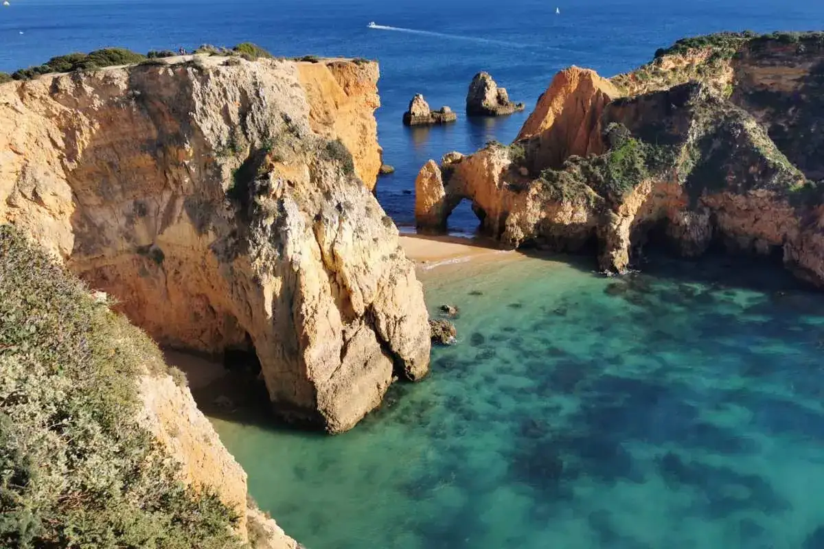 Majowa pogoda w Faro zachwyca. Klify Algarve, turkusowa woda i ukryta plaża tworzą rajski widok.