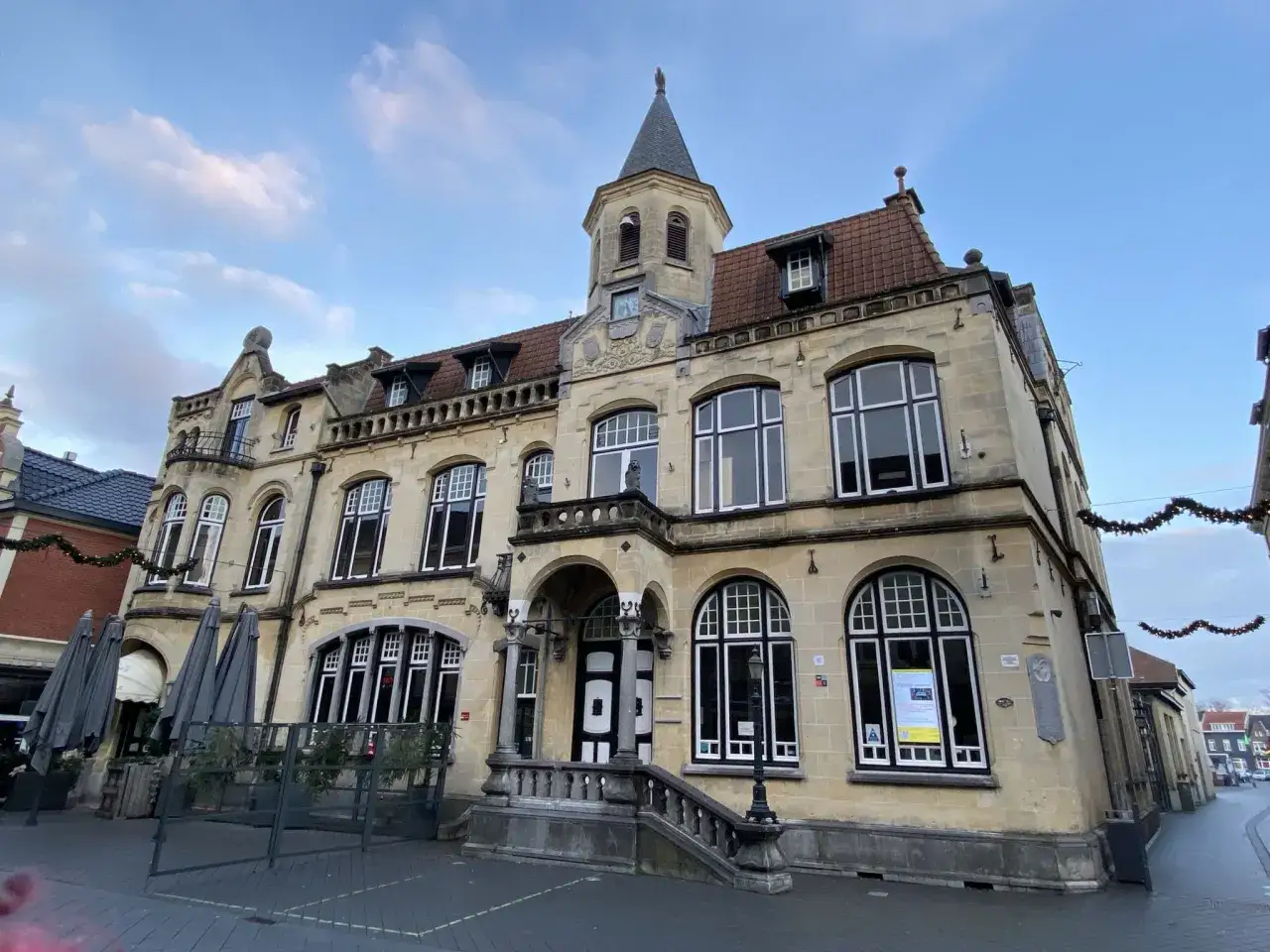 Prachtvolles Gebäude in der Valkenburger Altstadt mit markantem Turm und großen Fenstern.
