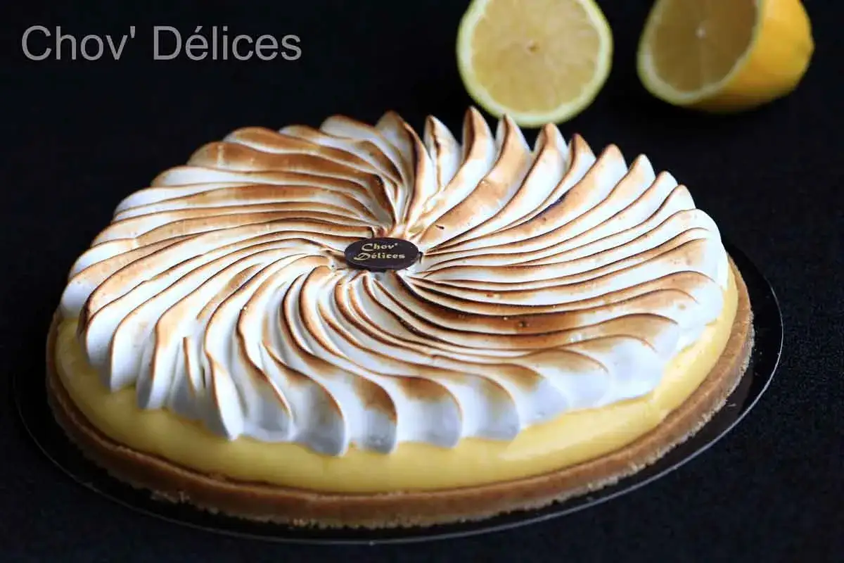Magnifique tarte au citron avec une meringue dorée et aérienne. Quelle meringue pour tarte au citron parfaite !