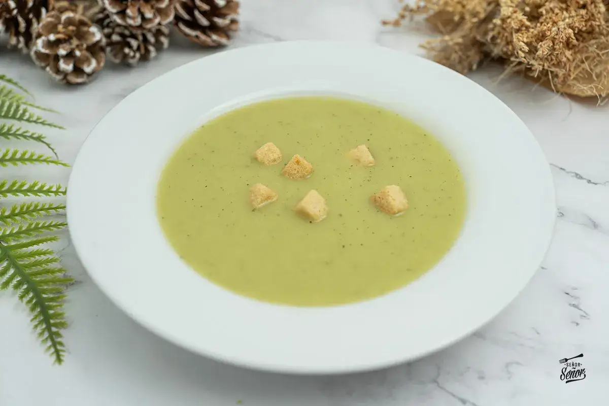Crema de calabac&iacute;n suave y reconfortante, adornada con picatostes crujientes. Perfecta para un d&iacute;a fresco.