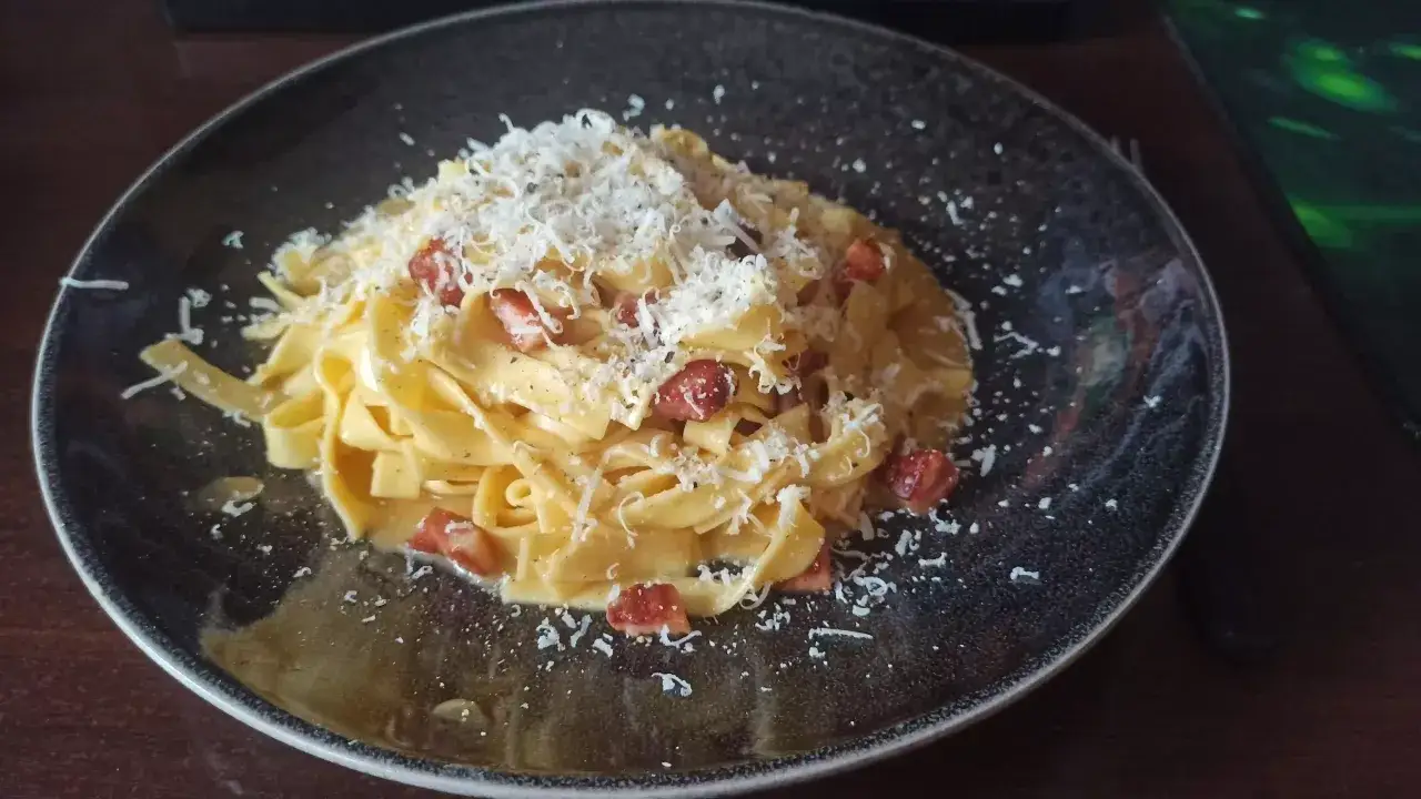 Pyszne fettuccine z boczkiem i parmezanem, przygotowane według oryginalnego przepisu na carbonarę.