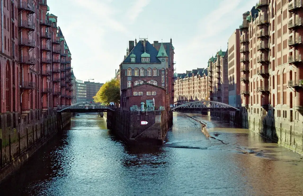 Speicherstadt w Hamburgu o zachodzie słońca