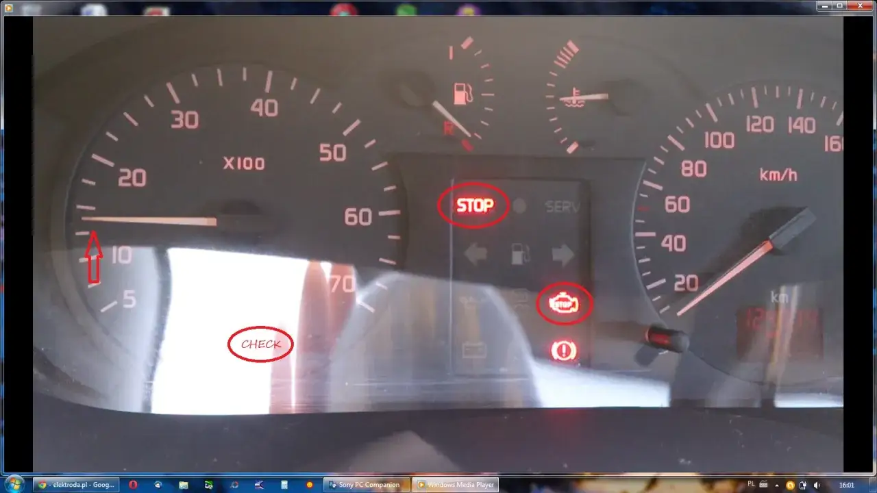 Kontrolka STOP i CHECK świecą się na desce rozdzielczej Renault, sugerując błąd DTC B1401.