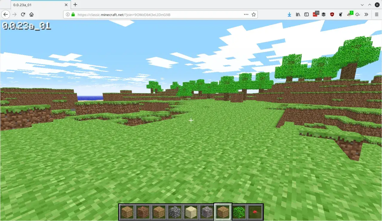 Klasyczny **minecraft w przeglądarce** na tle błękitnego nieba z chmurami. Widok na zieloną trawę, drzewa i wodę.