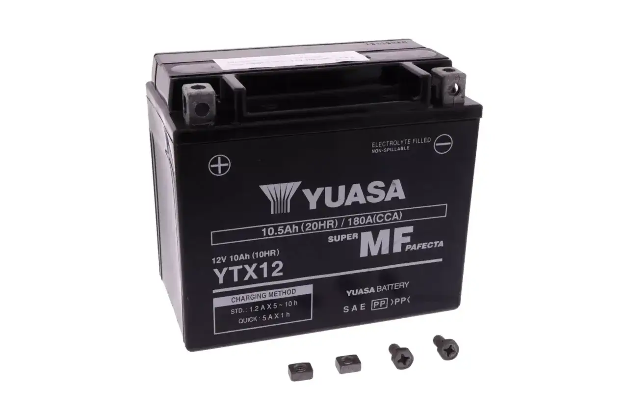 Akumulator Yuasa YTX12 12V 10Ah, idealny do quada 250. Zapewnia moc 180A (CCA) i jest bezobsługowy.
