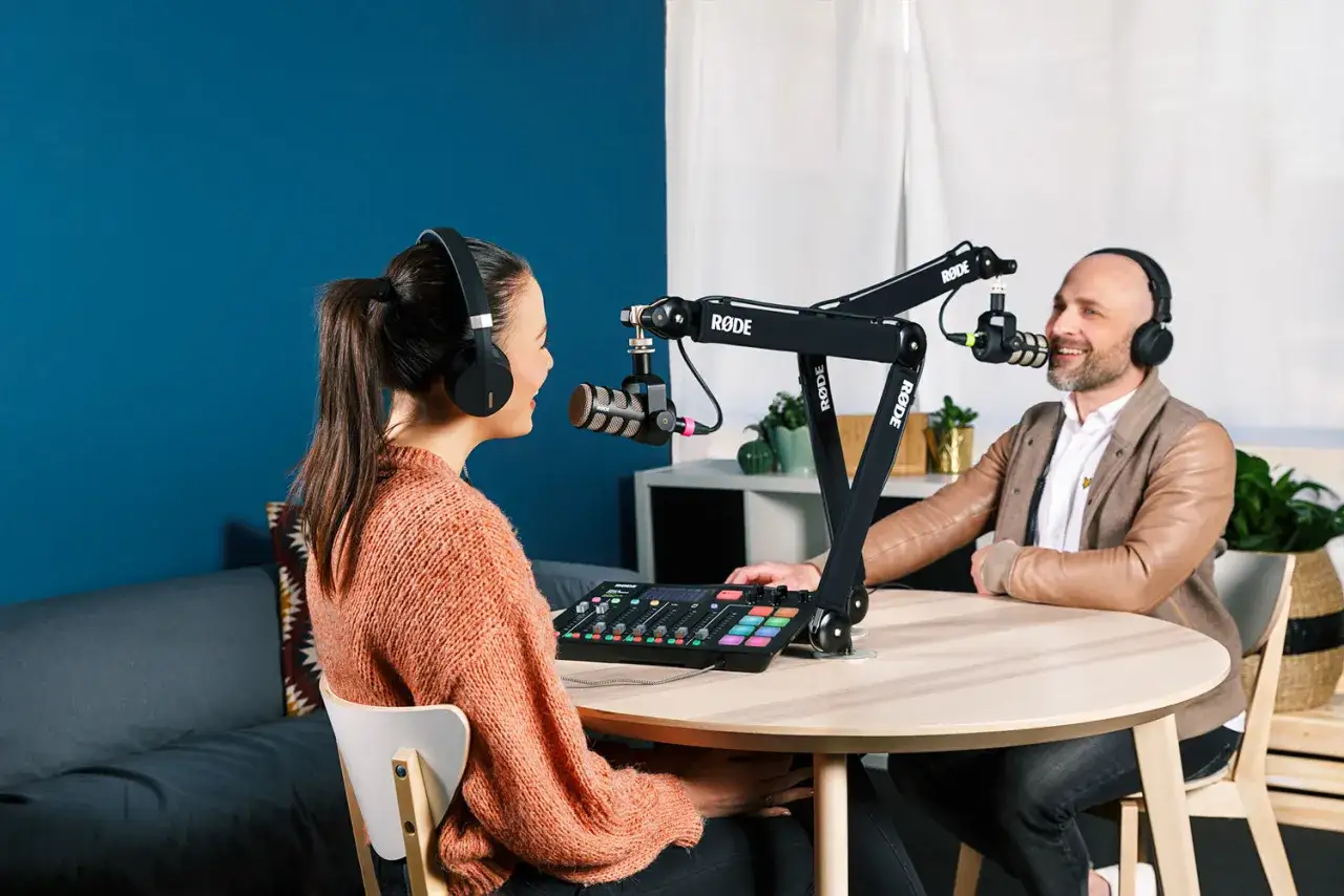 Due persone registrano un podcast. Imparare podcast come si fa è facile con attrezzatura professionale e un buon microfono.