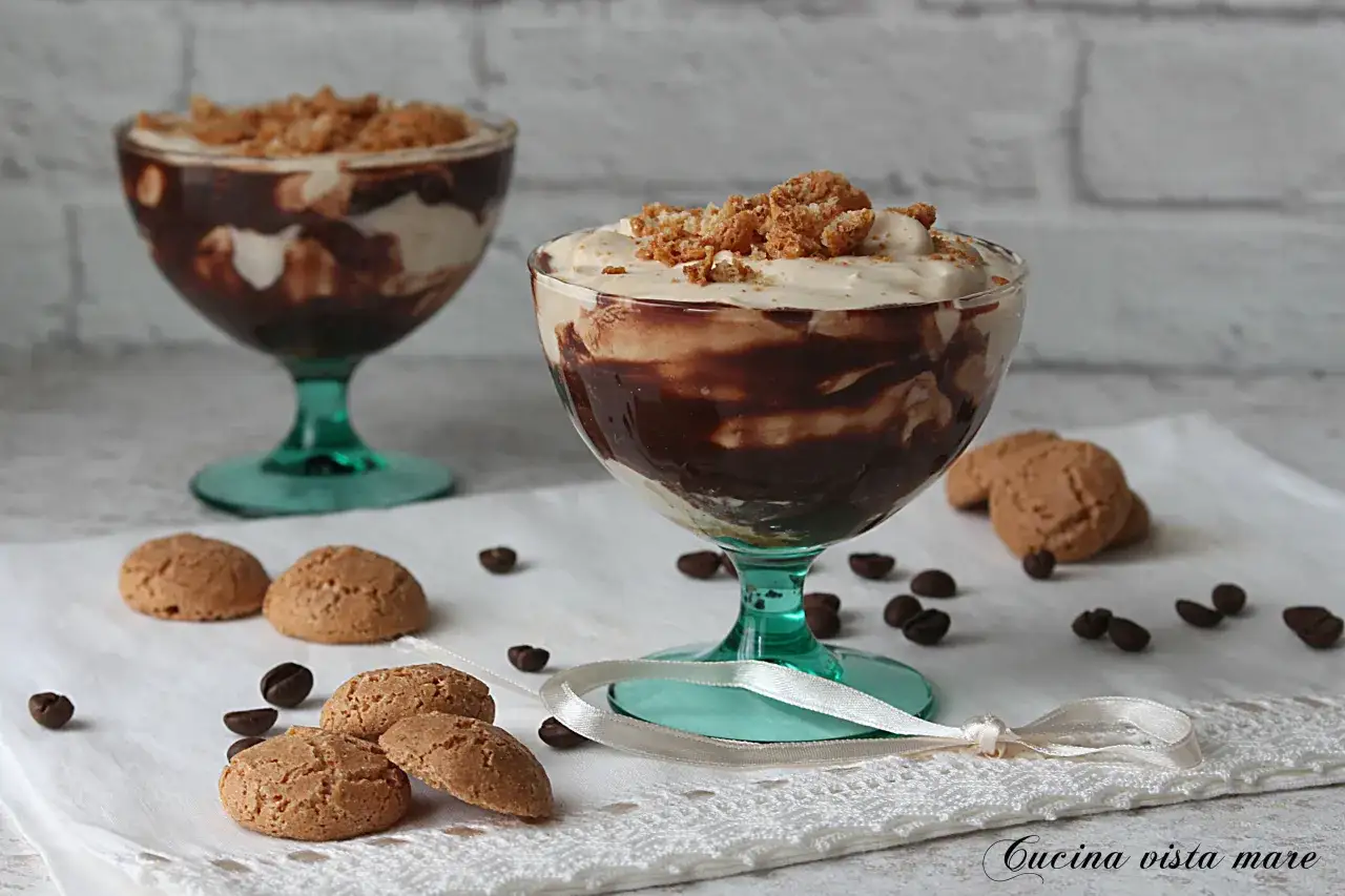 Coppette di yogurt e cacao con biscotti e chicchi di caffè. Un dolce invitante.