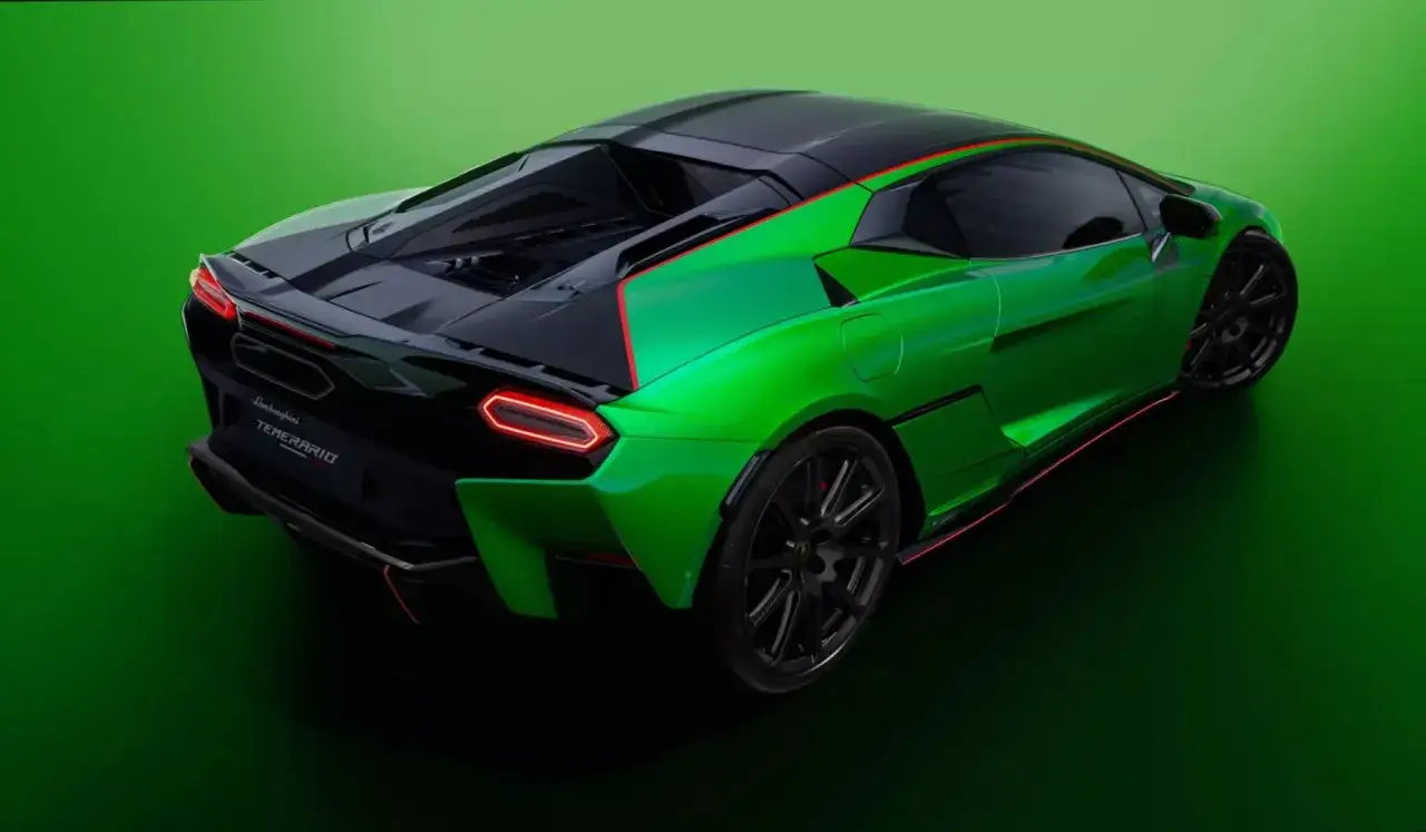 Zielony Lamborghini Temerario z czarnym dachem i czerwonymi akcentami, prezentujący swoje agresywne linie i sportowy tył.
