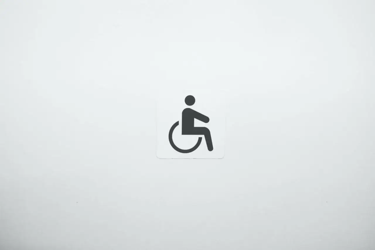 Symbol osoby na wózku inwalidzkim na białym tle. To znak inkluzywności, który mówi: 