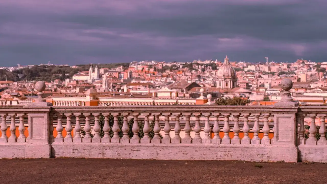 Panorama di Roma con cupole e tetti rossi, un'ispirazione per le 10 cose da fare a Roma.