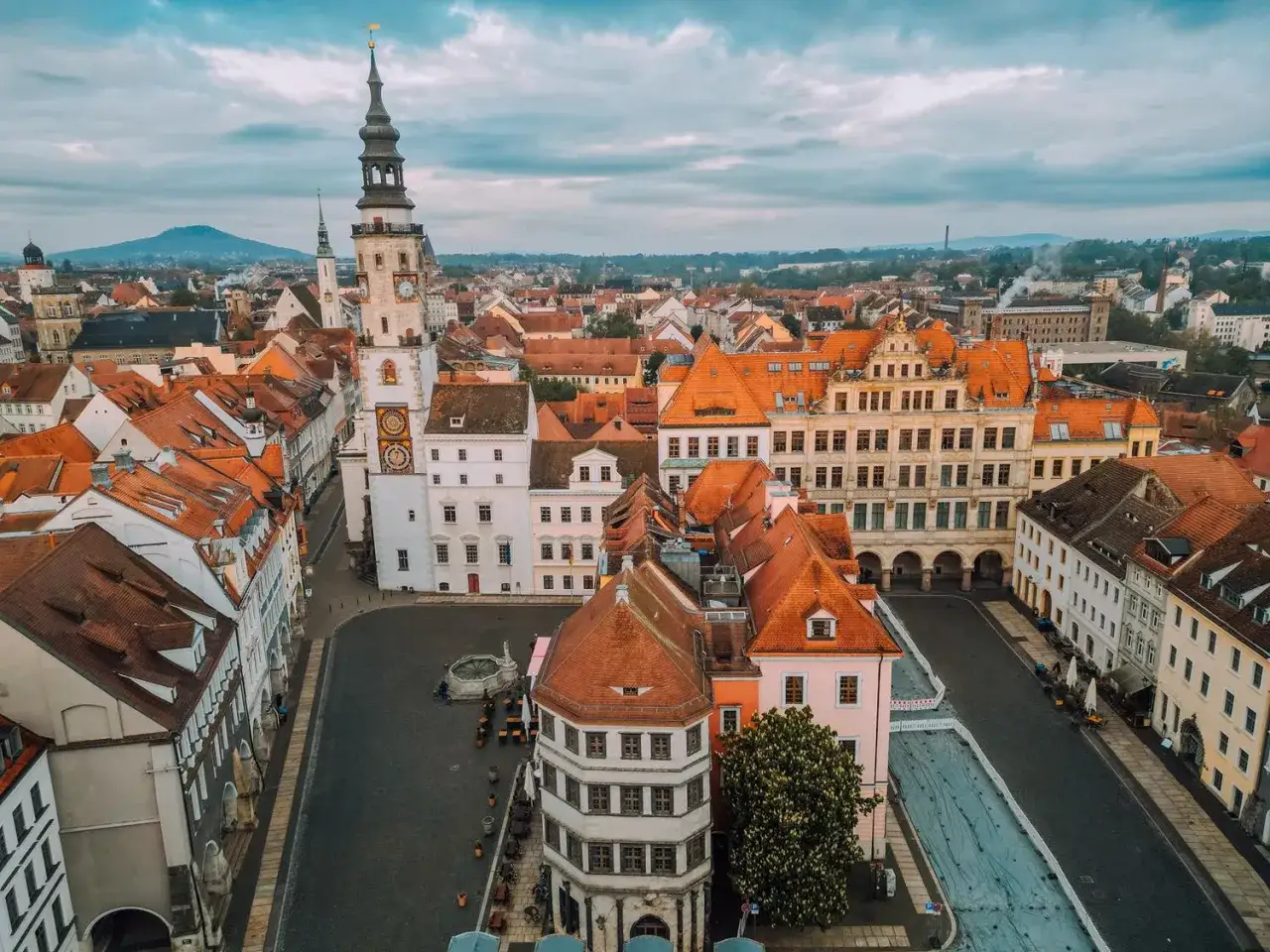 Widok z góry na rynek w Görlitz, z charakterystyczną wieżą ratuszową i zabytkowymi kamienicami. Odkryj Görlitz atrakcje!